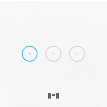 Touch Panel ذكية 3 قنوات بيضاء لؤلؤية أنيقة مع قناة واحدة مضاءة باللون الأزرق للإشارة إلى أنها قيد التشغيل.